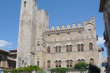 Piazza S. Agostino Torri Gentilizia di Ascoli Piceno